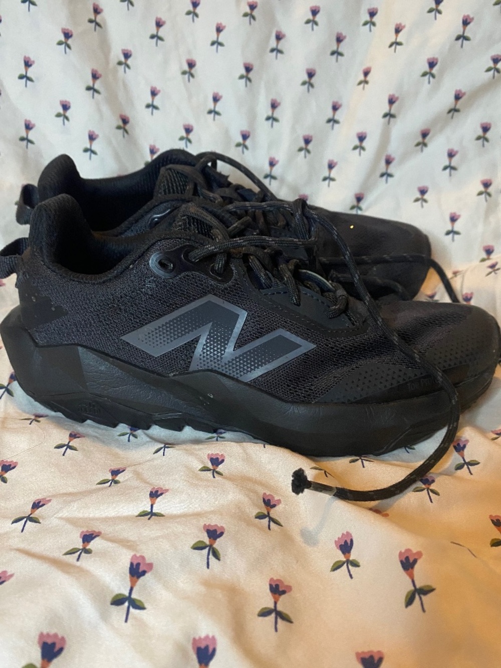 New Balance Black Running Shoes Kids Size 4.5 Athletic Sneakers